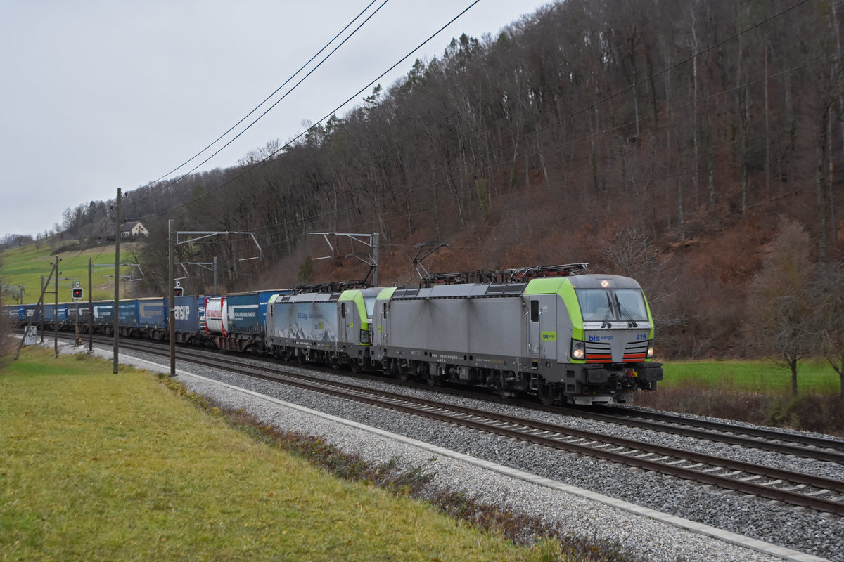 Doppeltraktion, mit den Siemens Vectron 475 419-8 und 475 401-6 der BLS, fährt Richtung Bahnhof Tecknau. Die Aufnahme stammt vom 22.12.2020.