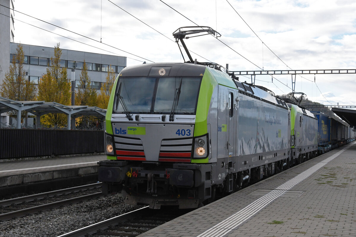 Doppeltraktion, mit den Siemens Vectron 475 403-2 und 475 420-6 der BLS durchfährt am 03.11.2023 den Bahnhof Pratteln.