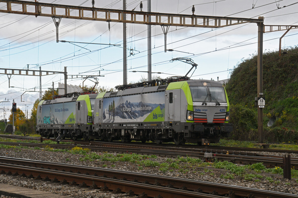 Doppeltraktion, mit den Siemens Vectron 475 425-5 und 475 411-5 wird am 28.10.2025 in der Abstellanlage beim Bahnhof Pratteln abgestellt.