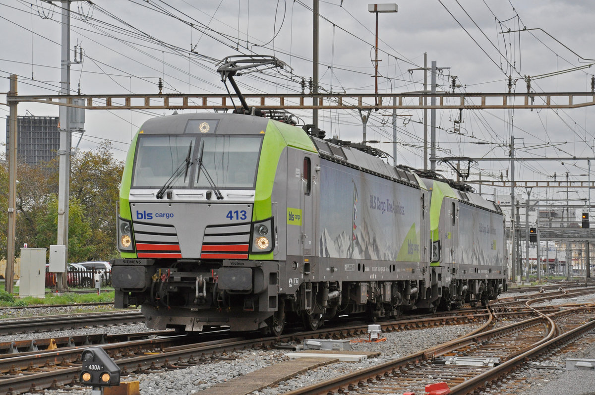 Doppeltraktion, mit den Siemens Vectron der BLS 475 413-1 und 475 401-6, durchfährt den Bahnhof Pratteln. Die Aufnahme stammt vom 23.10.2019.