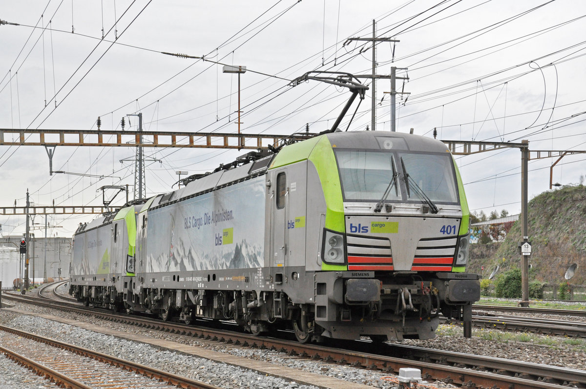Doppeltraktion, mit den Siemens Vectron der BLS 457 413-1 und 475 401-6, durchfährt den Bahnhof Pratteln. Die Aufnahme stammt vom 23.10.2019.