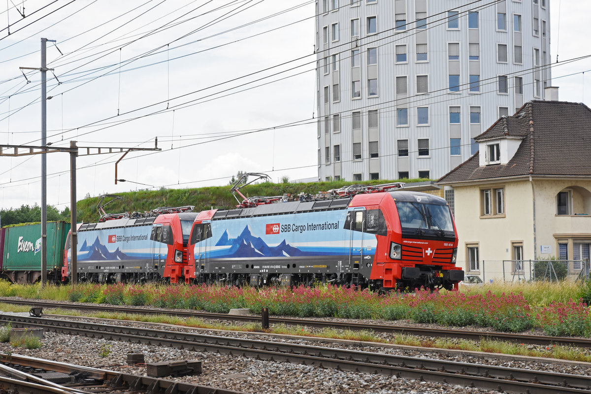 Doppeltraktion, mit den Siemens Vectron Loks 193 474-4 und 193 476-9, durchfährt den Bahnhof Pratteln. Die Aufnahme stammt vom 31.05.2018.