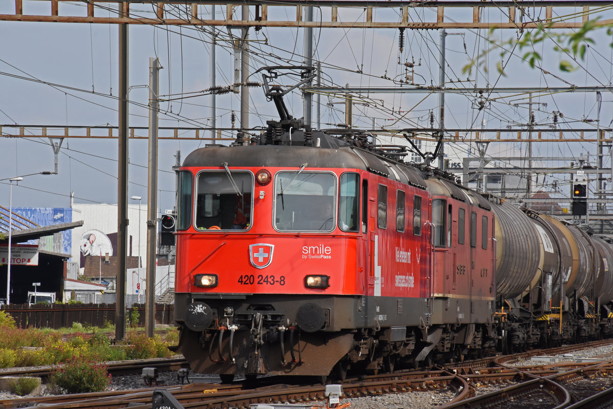 Doppeltraktion, mit der Werbe Lok 420 243-8 und der Re 420 297-4, durchfährt den Bahnhof Pratteln. Die Aufnahme stammt vom 22.09.2020.