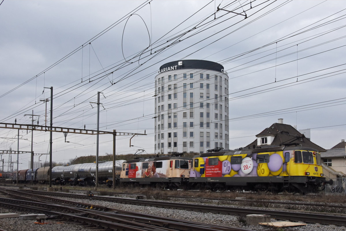 Doppeltraktion, mit den Werbe Loks 420 307-1 und 420 106-4 durchfährt den Bahnhof Pratteln. Die Aufnahme stammt vom 04.03.2021.