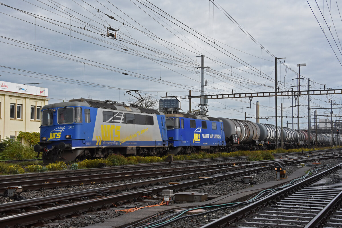 Doppeltraktion, mit den WRS Loks 420 502-7 und 421 381-5 durchfährt am 21.10.2022 den Bahnhof Pratteln.