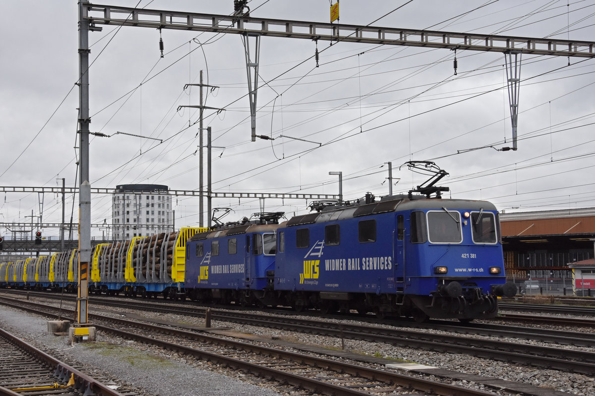 Doppeltraktion, mit den WRS Loks 421 381-5 und 421 373-2 durchfährt den Bahnhof Pratteln. Die Aufnahme stammt vom 02.02.2021.