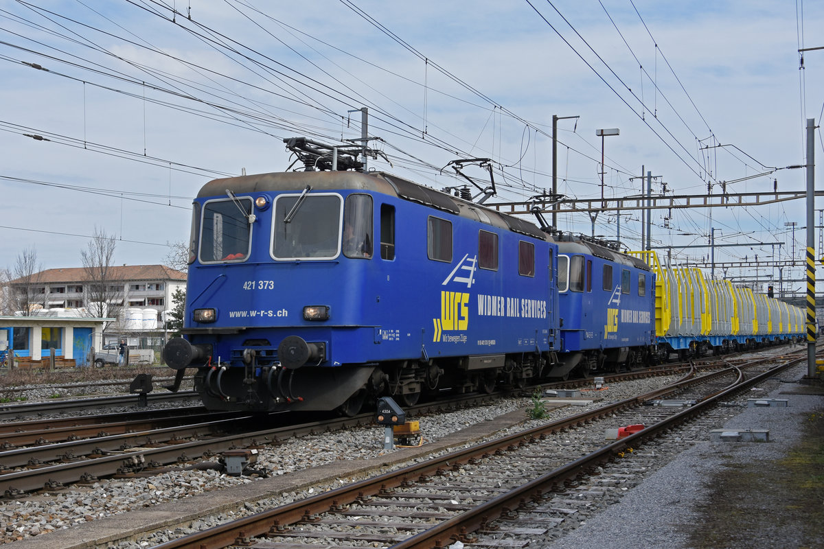 Doppeltraktion, mit den WRS Loks 421 373-2 und 421 381-5 durchfährt den Bahnhof Pratteln. Die Aufnahme stammt vom 25.03.2021.