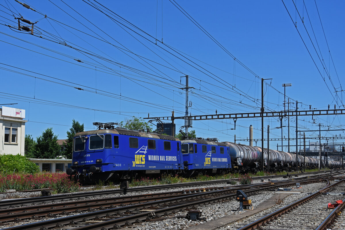 Doppeltraktion, mit den WRS Loks 421 373-2 und 421 381-5 durchfährt den Bahnhof Pratteln. Die Aufnahme stammt vom 14.06.2021.
