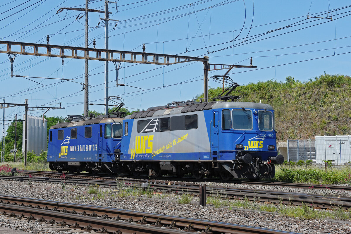 Doppeltraktion, mit den WRS Loks 421 373-2 und 420 502-7 durchfährt solo den Bahnhof Pratteln. Die Aufnahme stammt vom 18.05.2022.