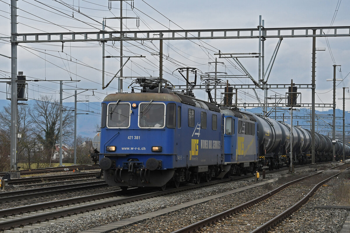 Doppeltraktion, mit den WRS Loks 421 381-5 und 420 504-3 durchfährt am 17.02.2023 den Bahnhof Möhlin.