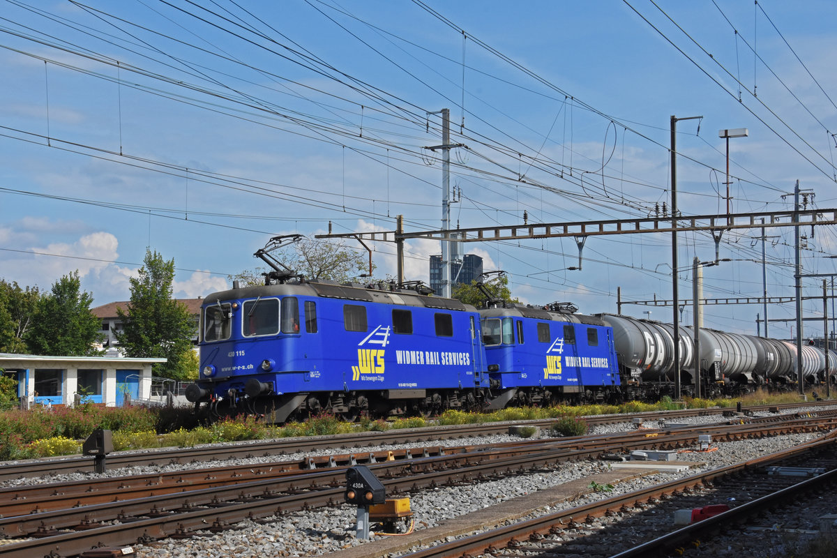 Doppeltraktion, mit den WRS Loks 430 115-6 und 430 111-5, durchfährt den Bahnhof Pratteln. Die Aufnahme stammt vom 22.09.2020.