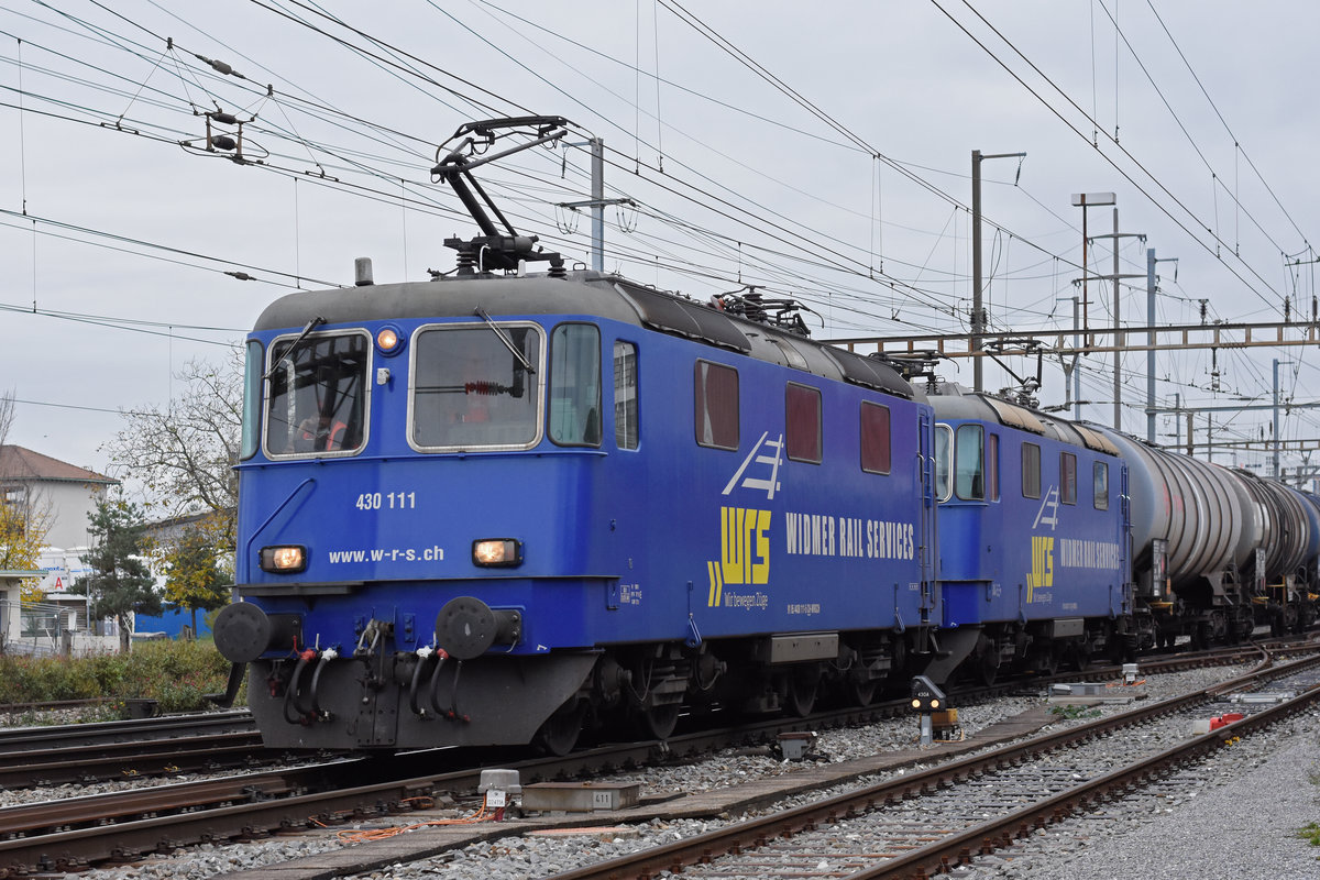 Doppeltraktion, mit den WRS Loks 430 111-5 und 430 112-3 durchfährt den Bahnhof Pratteln. Die Aufnahme stammt vom 04.11.2020.