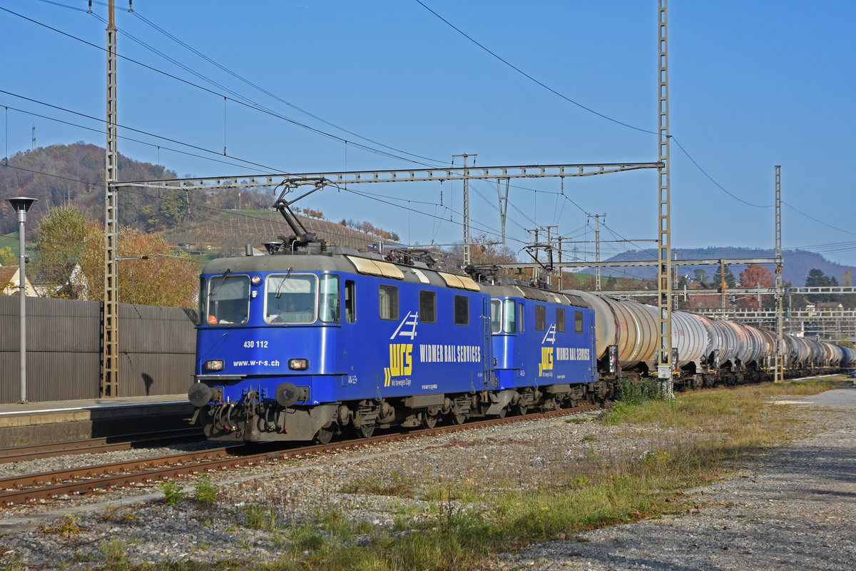 Doppeltraktion, mit den WRS Loks 430 112-3 und 430 111-5 muss auf dem Nebengleis beim Bahnhof Gelterkinden Personenzüge vorfahren lassen. Die Aufnahme stammt vom 11.11.2020.