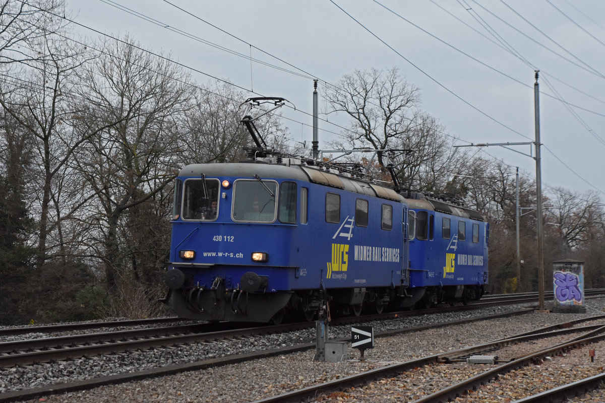 Doppeltraktion, mit den WRS Loks 430 112-3 und 421 373-2 fährt Richtung Bahnhof Kaiseraugst. Die Aufnahme stammt vom 10.12.2020.
