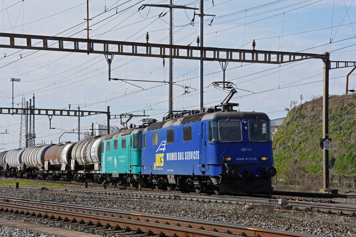 Doppeltraktion, mit den WRS Loks 430 111-5 und 430 114-9 durchfährt den Bahnhof Pratteln. Die Aufnahme stammt vom 25.03.2021.