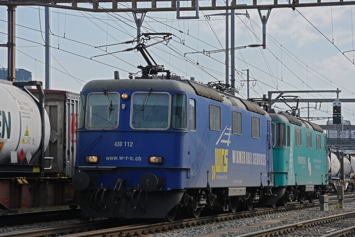 Doppeltraktion, mit den WRS Loks 430 112-3 und 430 114-9 durchfährt solo den Bahnhof Pratteln. Die Aufnahme stammt vom 09.09.2021.