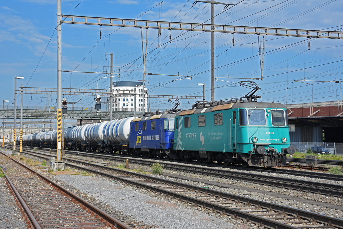 Doppeltraktion, mit den WRS Loks 430 114-9 und 430 112-3 durchfährt den Bahnhof Pratteln. Die Aufnahme stammt vom 04.05.2022.