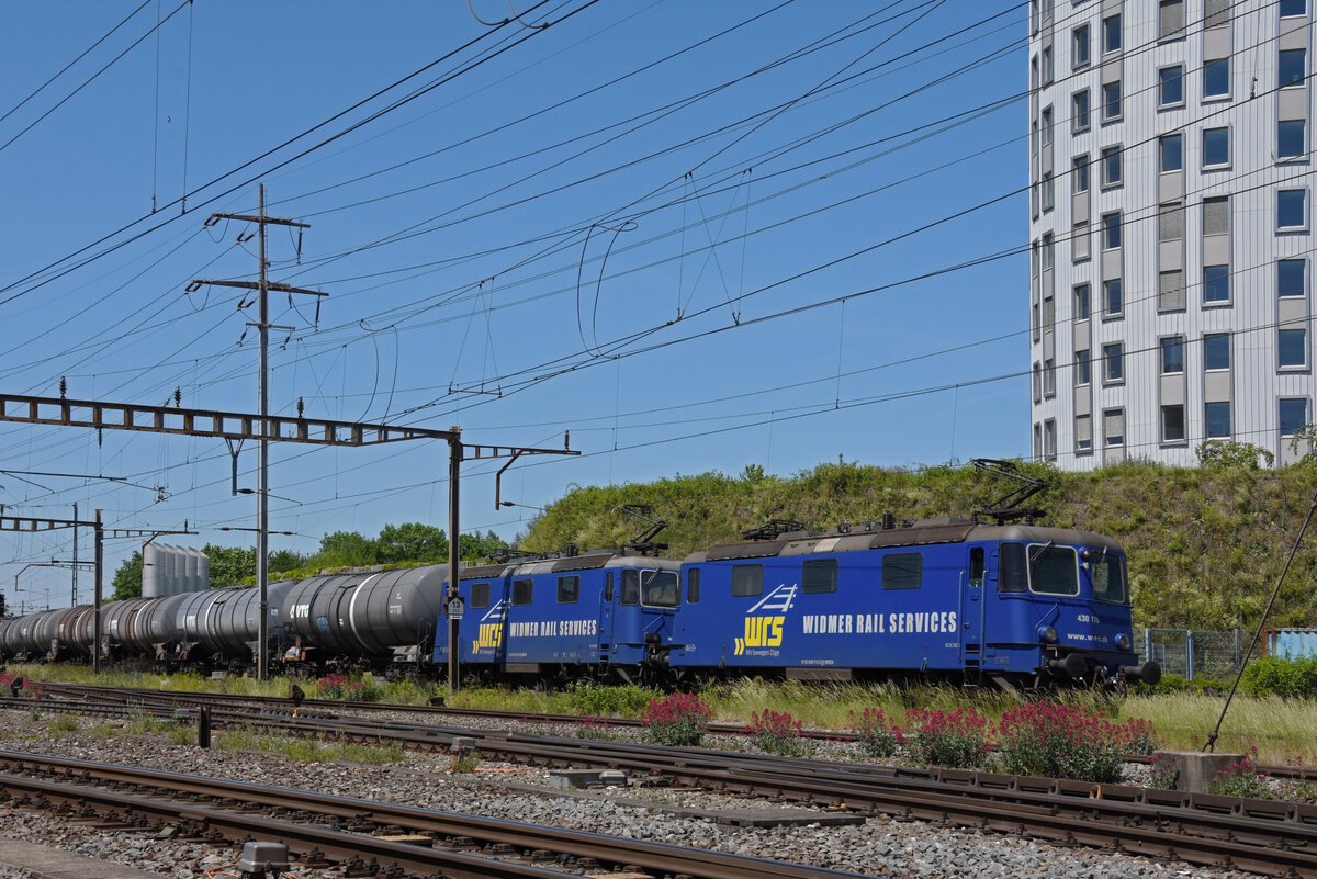 Doppeltraktion, mit den WRS Loks 430 115-6 und 421 381-5 durchfährt den Bahnhof Pratteln. Die Aufnahme stammt vom 18.05.2022.