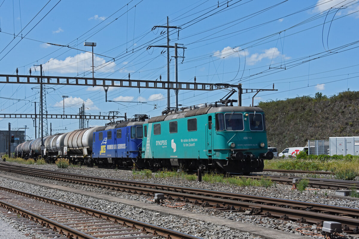 Doppeltraktion, mit den WRS Loks 430 114-9 und 430 111-5 durchfährt den Bahnhof Pratteln. Die Aufnahme stammt vom 05.07.2022.