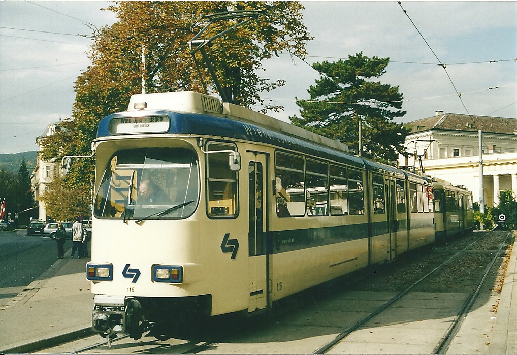 Doppeltraktion modernisierter Gelenkwagen der WLB (vorn Wagen 116) in