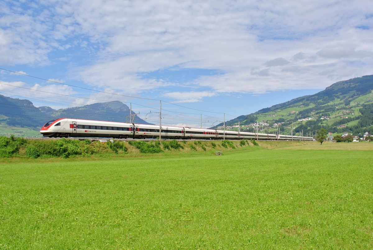 Doppeltraktion RABDe 500 (Refit 500 009-6+500 025-2) als ICN 667 bei Steinen, 18.08.2014.