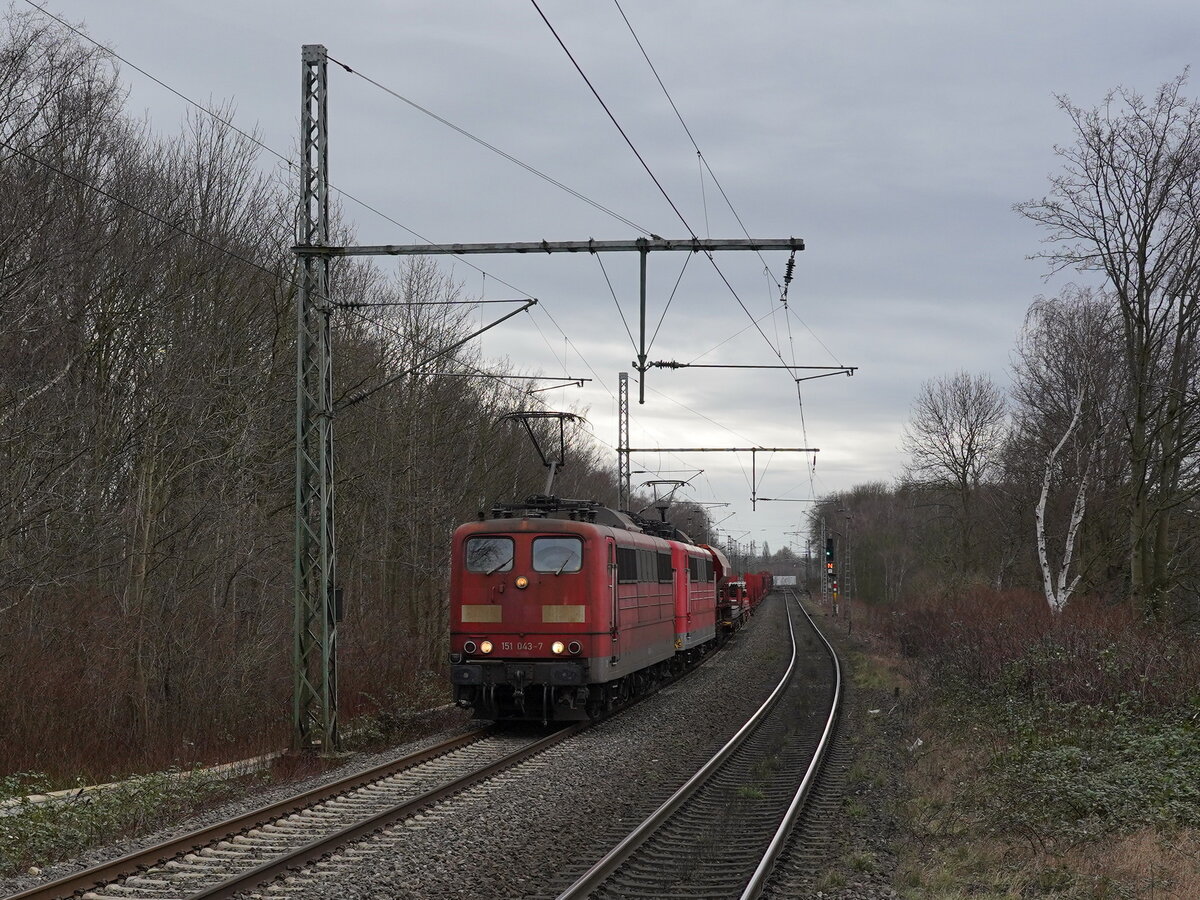 Doppeltraktion der Railpool-151 043(91 80 6151 043-7 D-Rpool) und Railpool-151 103(91 80 6151 103-9 D-Rpool) mit Güterzug unterwegs nordwärts.
2022-02-24  Bochum-Riemke 