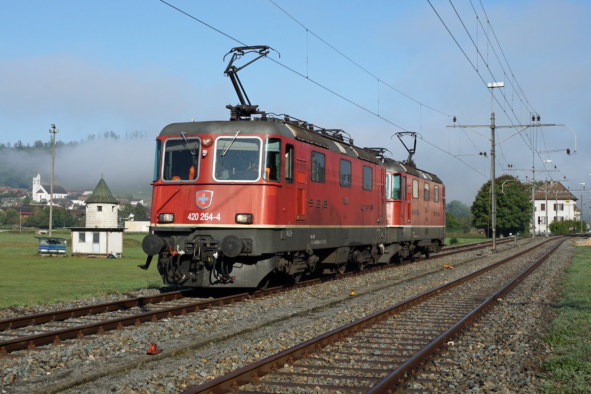 Doppeltraktion Re 420 264-4 und Re 420 240-4 als Lokzug Bure-Courtemaîche in Courtemaîche am 30. September 2020.
An diesem herrlichen Herbsttag brachte dieses Duo am Morgen ein Militärzug von Thun nach Bure sowie am Nachmittag ein weiterer Militärzug von Bure nach Gampel-Steg.
Foto: Walter Ruetsch 