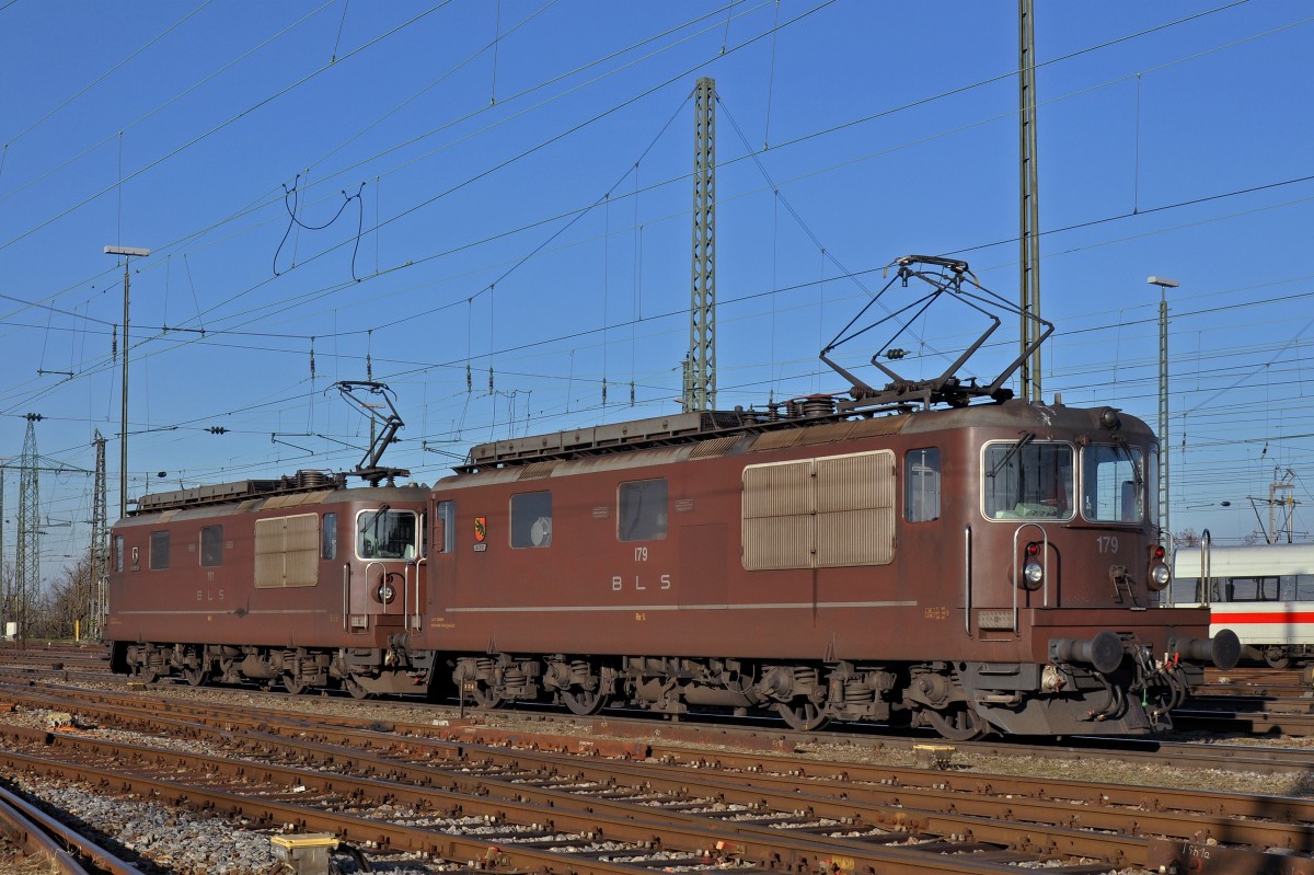 Doppeltraktion Re 425 der BLS mit den Loks 179 und 191 werden gleich beim Badischen Bahnhof abgestellt. Die Aufnahme stammt vom 10.12.2015.