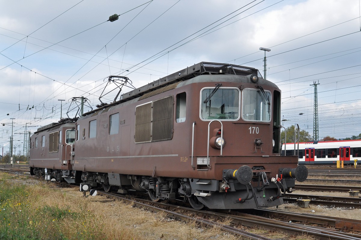Doppeltraktion Re 425 mit den Loks 170 und 186 sind bereit für den nächsten Einsatz. Die Aufnahme stammt vom 16.10.2015.