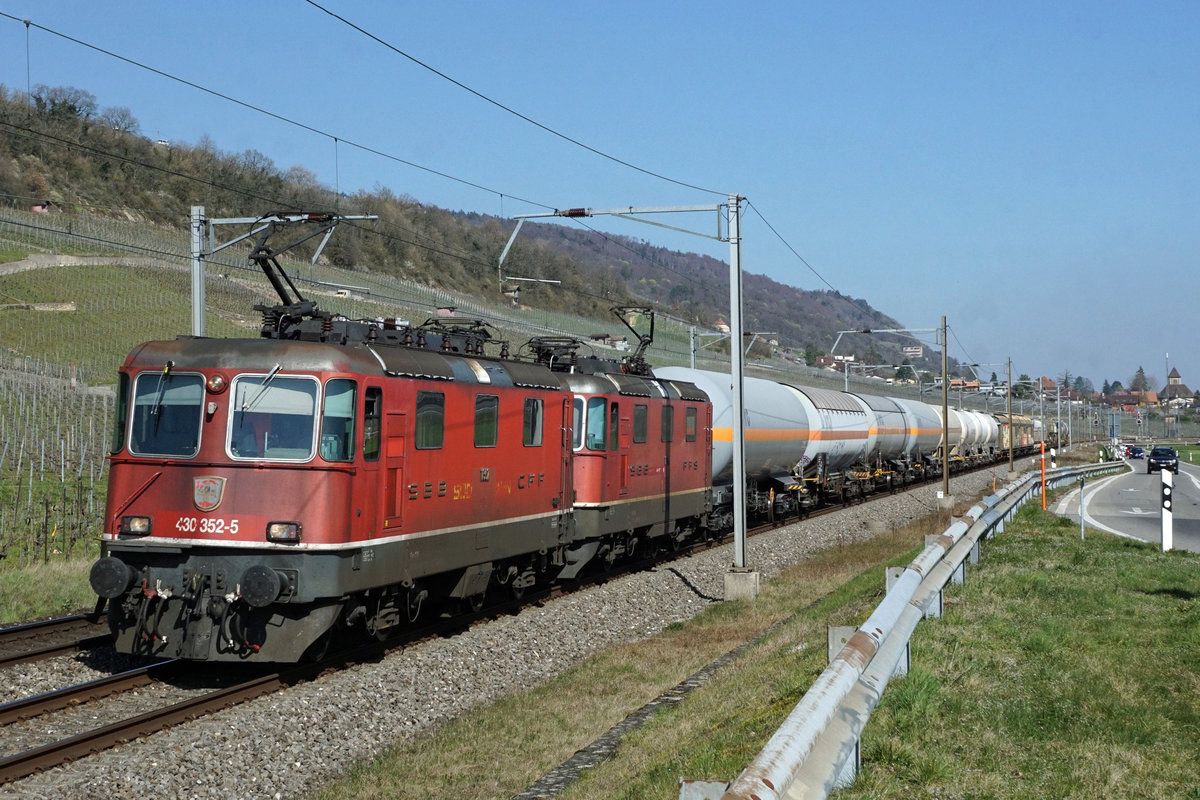 Doppeltraktion Re 4/4 bei Cressier in die Richtung Westschweiz unterwegs am 18. März 2020. 
An der Spitze dieses Zuges eingereiht ist die Re 430 352-5, ehemals SOB/SBB.
Foto: Walter Ruetsch