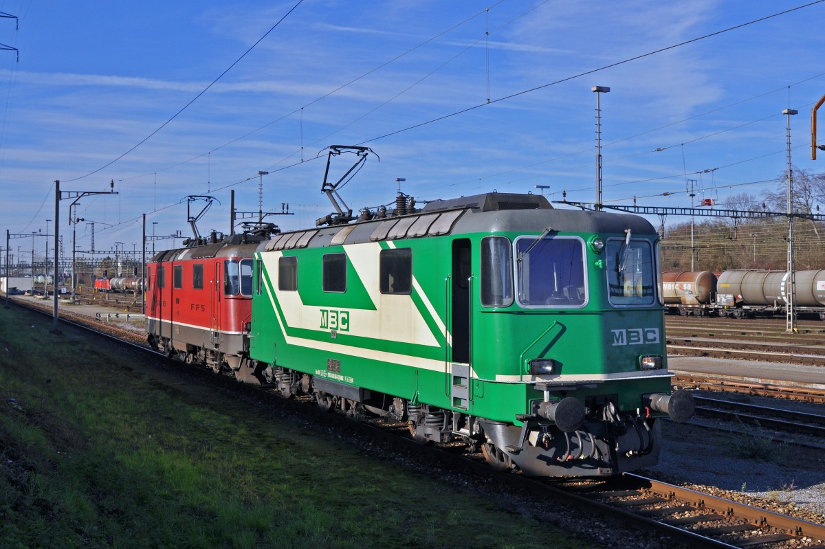 Doppeltraktion Re 4/4 II mit den Loks 11237 und 420 506-8 verlassen den Güterbahnhof in Muttenz. Die Aufnahme stammt vom 07.12.2015.