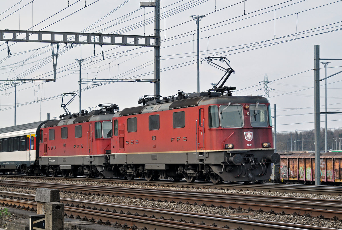 Doppeltraktion Re 4/4 II mit den Lok's 11251 und 11192, durchfahren den Bahnhof Muttenz. Die Aufnahme stammt vom 24.03.2016.