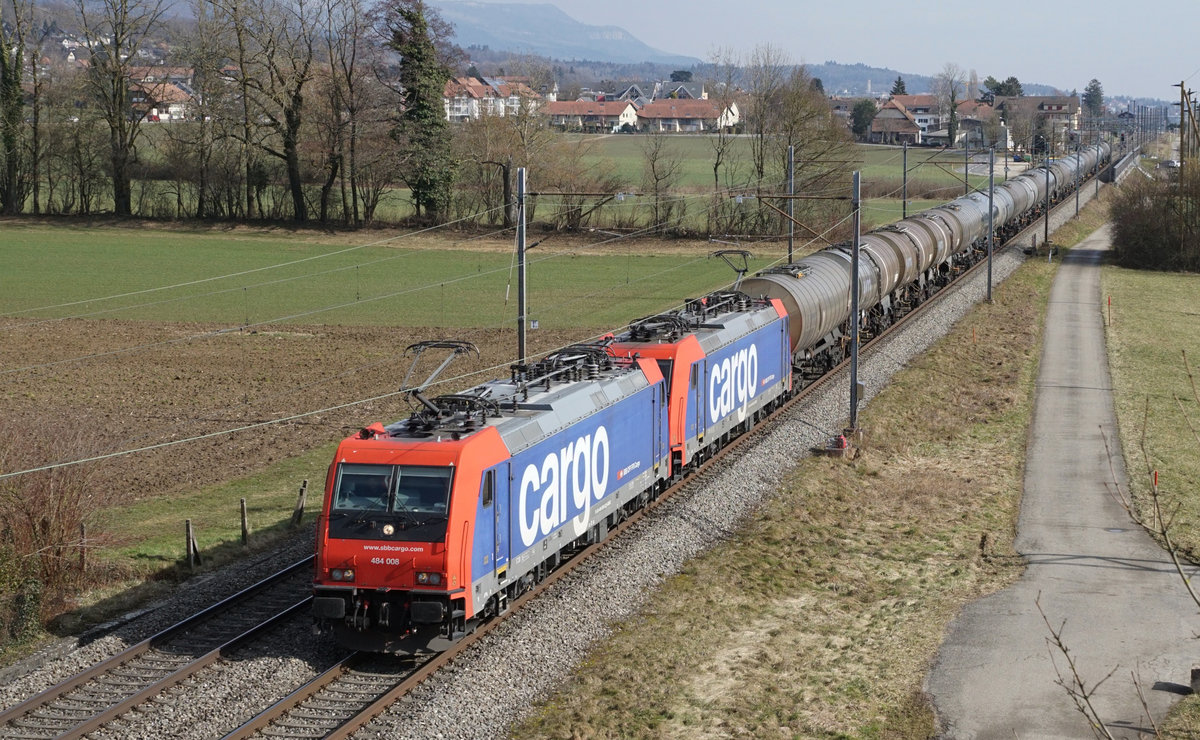 Doppeltraktion Re 484 mit Schweröler nach Cornaux bei Selzach am 19. Februar 2021. An der Spitze dieses Zuges eingereiht ist die Re 484 008.
Foto: Walter Ruetsch