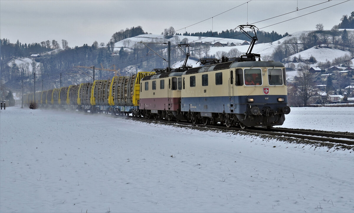 Doppeltraktion Rheingold Re 421 387 und TEE Re 421 393 von Trans Rail AG
mit einem Holzzug nach Menznau zur SWISS KRONO AG bei Rohrbach am 21.Januar 2023.
Foto: Walter Ruetsch