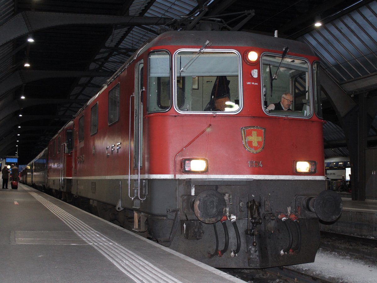 Doppeltraktion SBB Re 4/4 II Nr. 11134 und SBB Re 4/4 II Nr. 11133 am frühen Morgen des 8. Oktober 2017 auf Gleis 9 im HB Zürich.