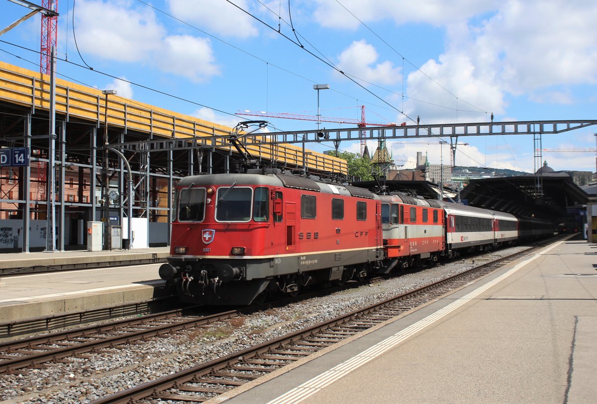 Doppeltraktion SBB Re 4/4 II Nrn. 11302 und 11109 am 23. Mai 2018 bei der Abfahrt im Zürich HB mit dem IR nach Basel SBB.
 