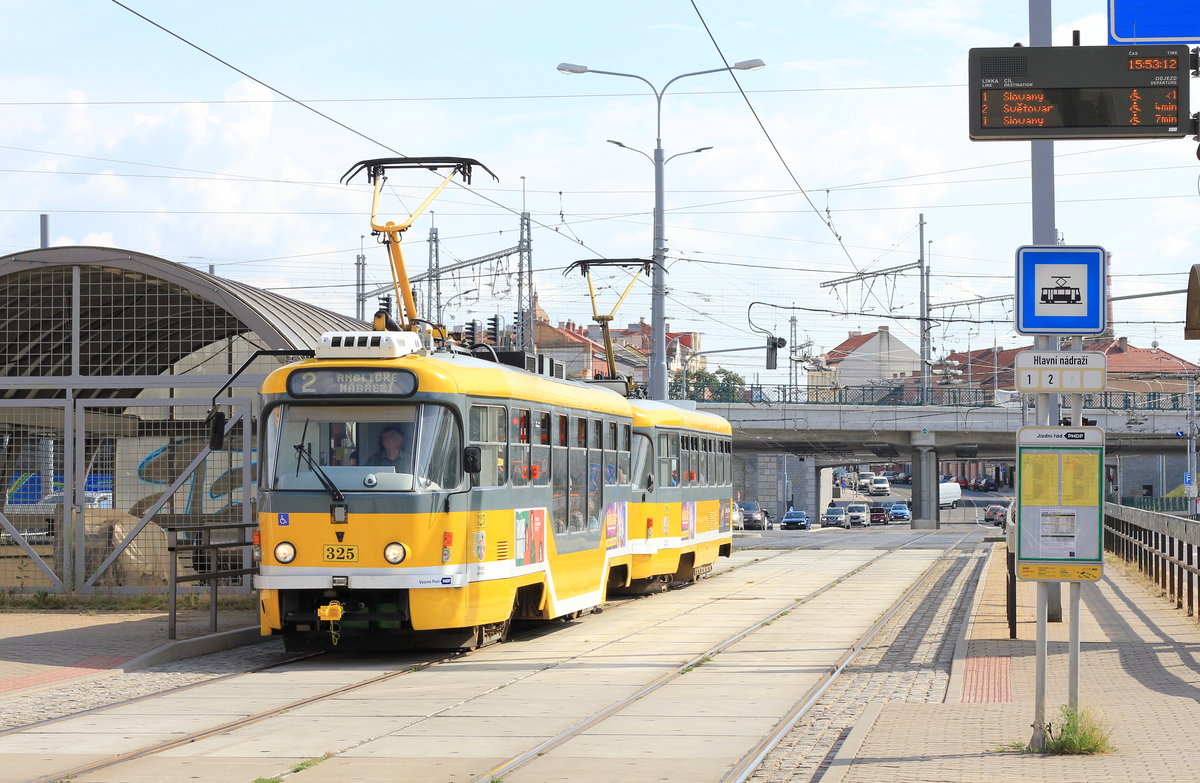 Doppeltraktion Tatra T3 angeführt von Wagen 325 auf der Linie 2	Světovar-Skvrňany am 14.08.2020 beim Erreichen der Station Hlavní nádraží. 