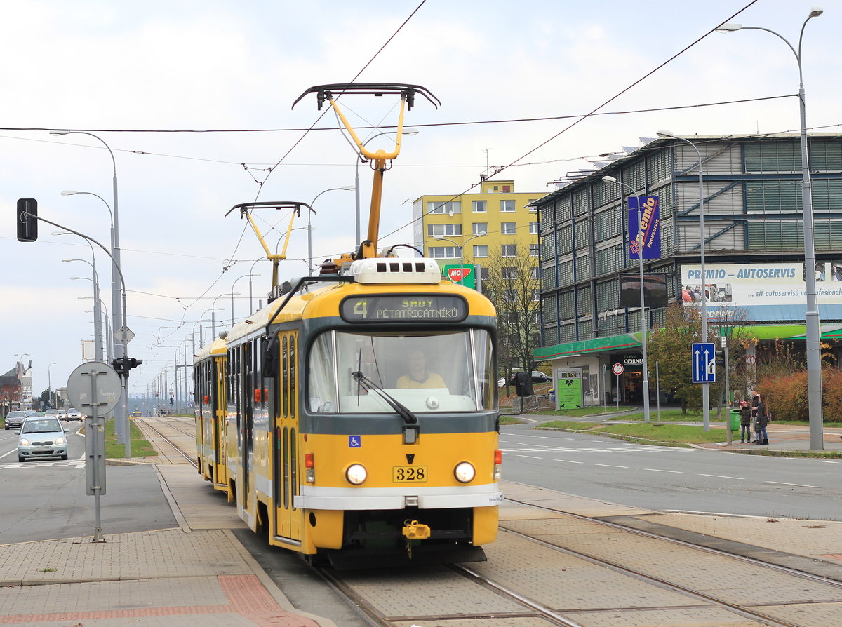 Doppeltraktion Tatra T3R auf der Linie 4 Košutka–Bory beim Erreichen der Haltestelle Sokolovská am 23.11.2019. 