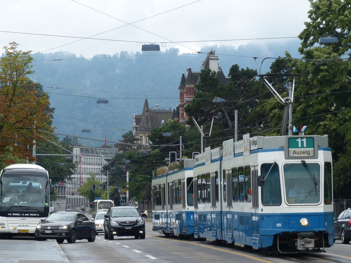 Doppeltraktion der Tram 2000, hier auf der Linie 11 nach Auzelg. Nahe dem Bürkliplatz, 1.8.2015
