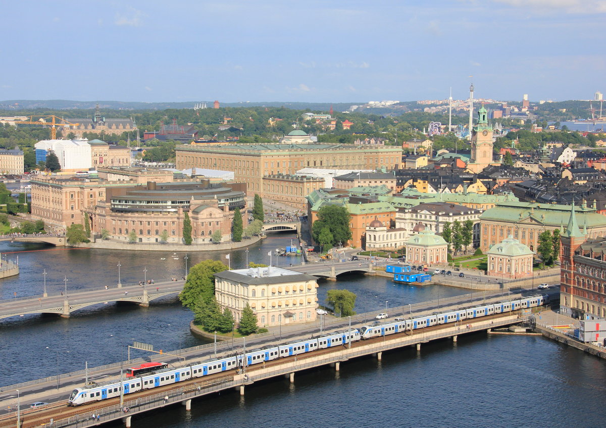 Doppeltraktion X60 verlassen am 18.07.2020 Stockholm Central. Fotografiert wurde vom Rathausturm. 