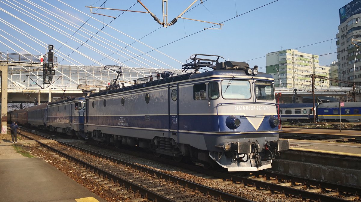 Doppeltraktionseinheit in gleicher Lackierung am Morgen des 20.03.2019 im Banhmhof Bucuresti Nord. Zu sehen sind die 91-53-0-400694-2 und eine weitere E-Lok der Baureihe 40 oder 41. 