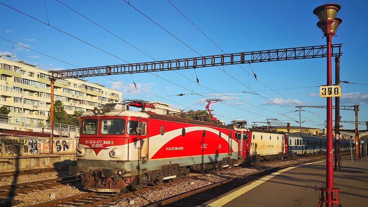 Doppeltraktionseonheit gebildet aus der 91-53-0-477345-9 und einer E-Lok der Baureihe 41 am 25.09.2018 im bukarester Nordbahnhof