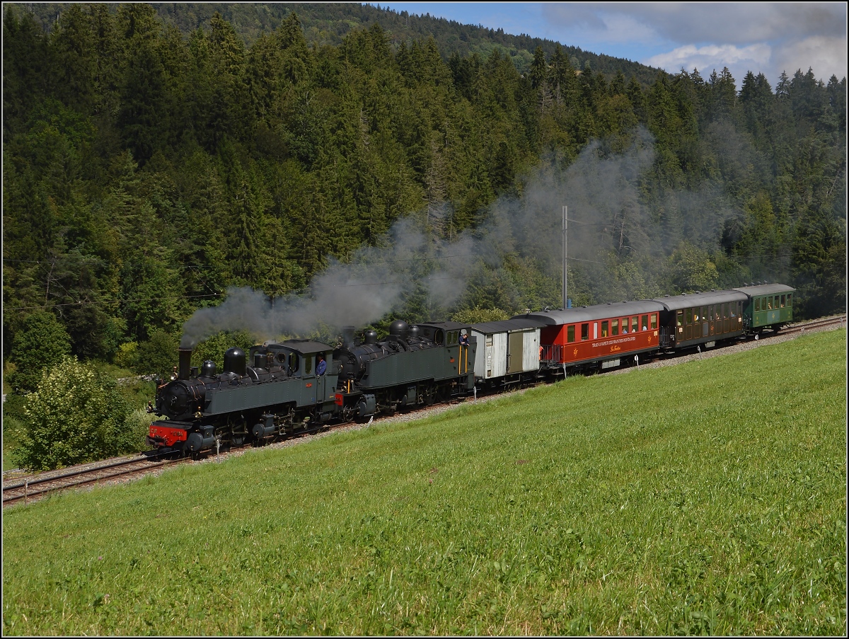 Doppeltraktionsfahrt von La Traction mit den portugiesischen Dampfloks G 2/3 + 3/3 E 206 und G 2x2/2 E 164 im August 2016 bei Tramelan.