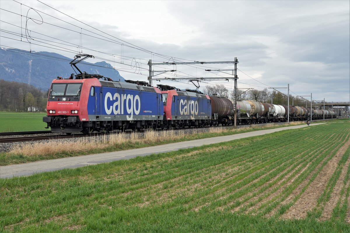 Doppeltraktrion Re 482 mit dem Sirupzug bei Selzach am 5. April 2022.
Leicht erkennbar im Hintergrund ist die Strecke der neuen Kabinenbahn Oberdof-Weissenstein.
Foto: Walter Ruetsch