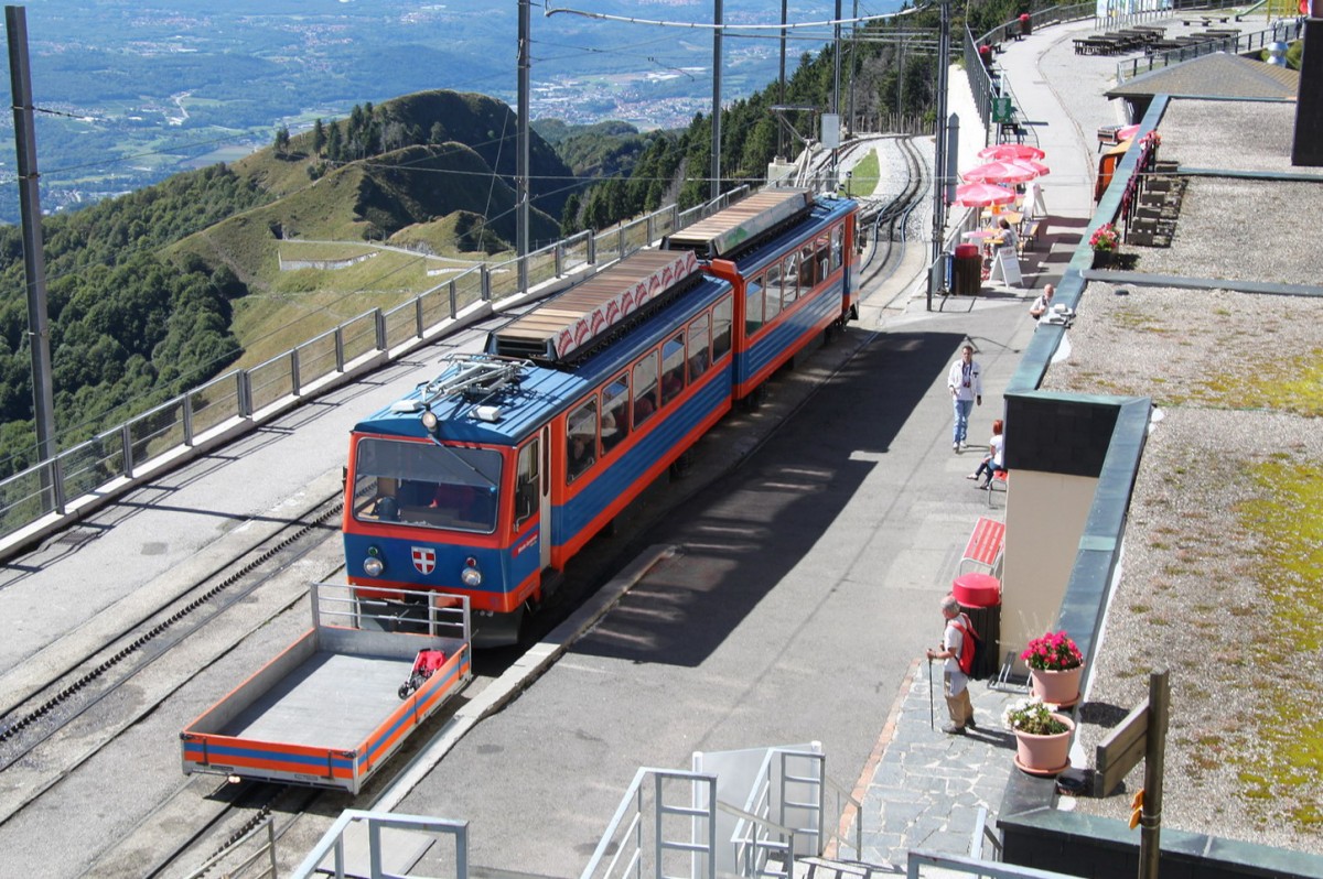 Doppeltriebwagen Bhe 4/8 in der Bergstation Vetta 1605 m..M.(Man sollte den ersten Zug auf den Berg nehmen,bevor die grosse Menge von Touristen mit den nachfolgenden Zgen kommen)09.09.13 
