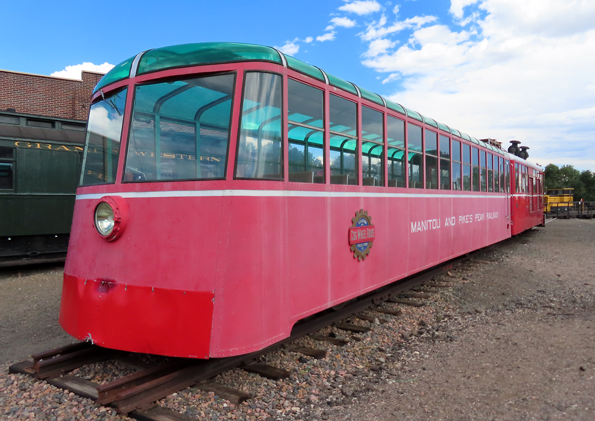 Doppeltriebwagen der Manitou & Pike's Peak Railway im Colorado Railroad Museum. Golden, 28.8.2022