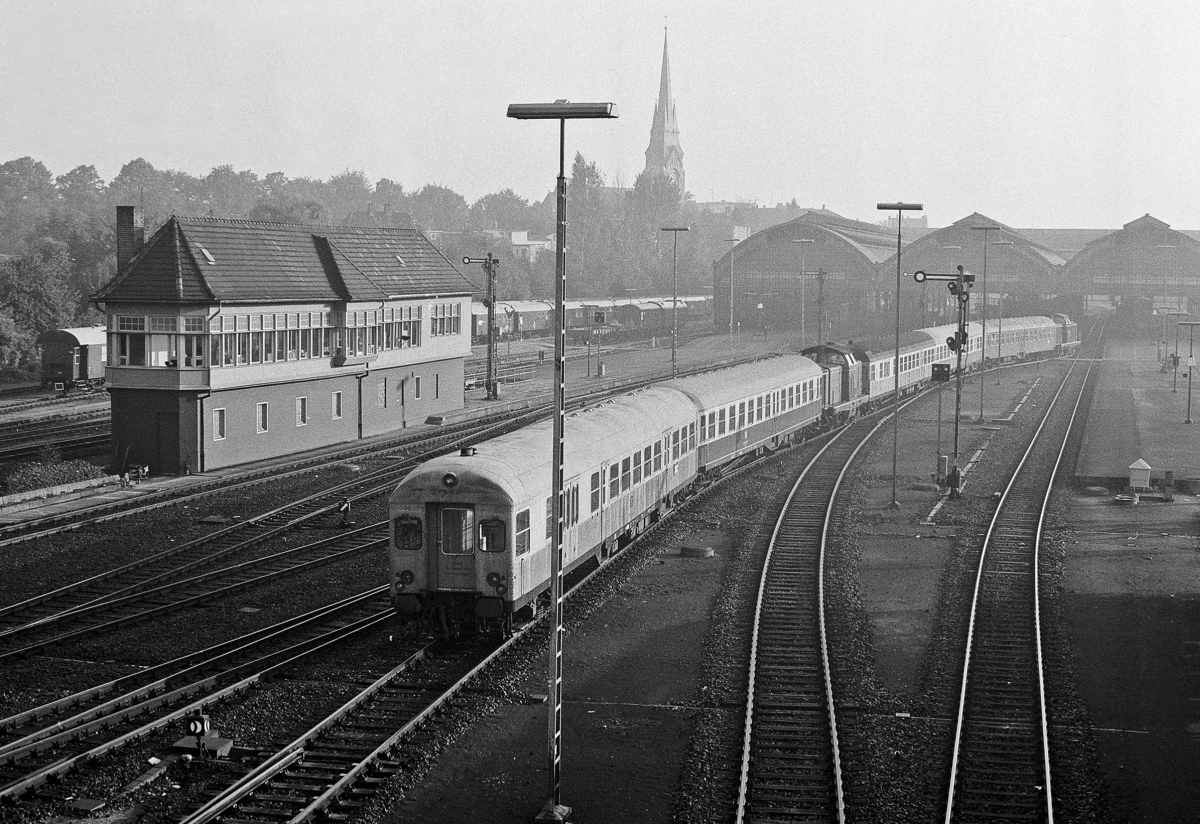  Doppelwendezug  mit 2x212 bei der Ausfahrt aus Lübeck Hbf (25.9.1981).
