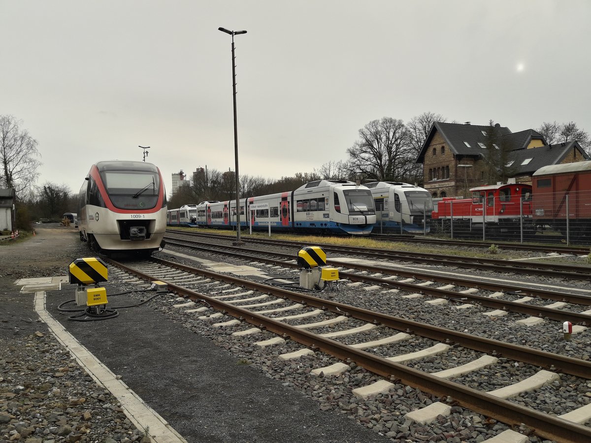 Dornap-Hahnenfurth kennt seit 1991 keinen Personenverkehr mehr, aber Güterzüge zu den Kalkwerken (im Hintergrund). Bild vom 20.12.20. Der Bhf dient als Abstellfläche für Tw der Regiobahn AG, Talent (links) und Integral, übernommen von der BOB.