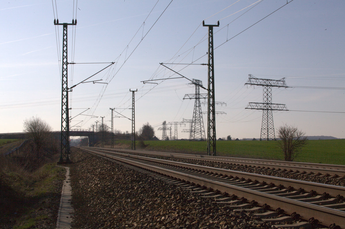 Dornröschenschlaf auf der Strecke Dresden-Berlin zwischen Coswig und Großenhain, denn 
in Radebeul ist die Strecke wegen Brückenbauarbeiten unterbrochen.
21.03.2019 09:45 Uhr.