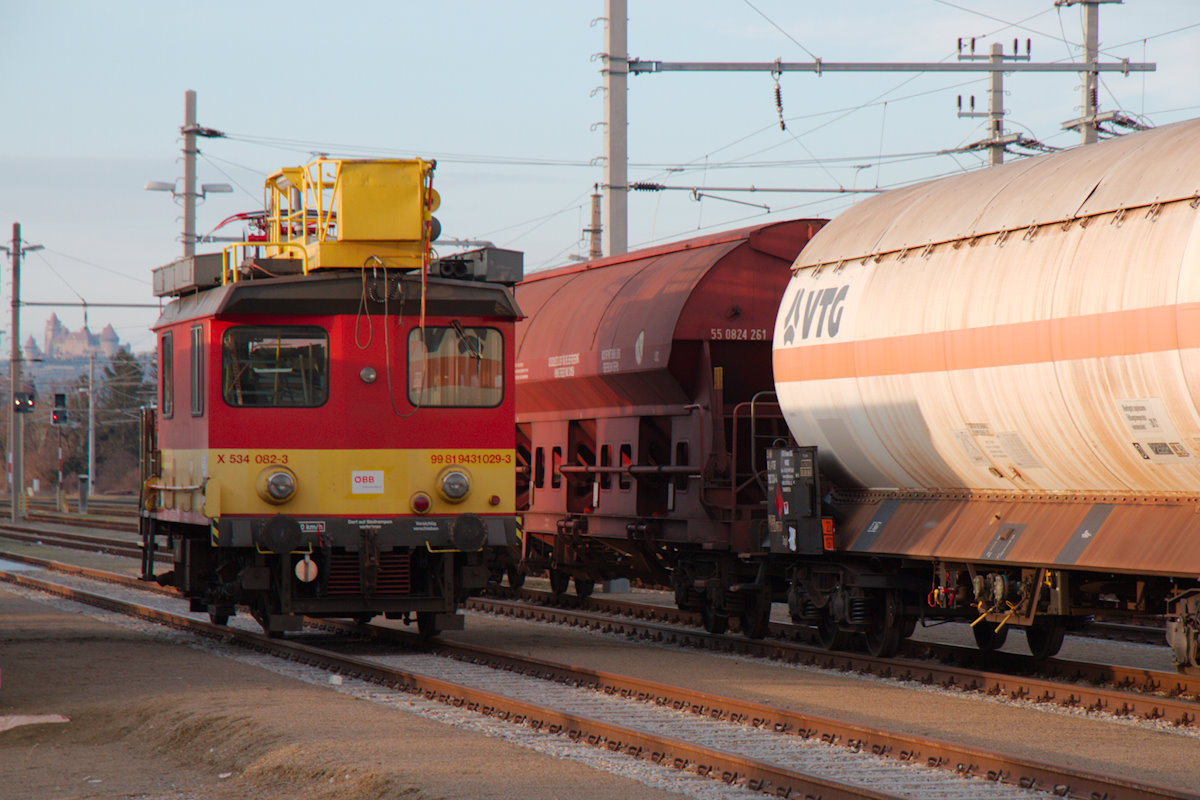 Dort wo gerade der neue Zugang zu den Bahnsteigen des Korneuburger Bahnhofs entsteht, war am 01.02.2015 der X 534 082 abgestellt. Im Hintergrund links vom Triebwagen ist die Burg Kreuzenstein zu erkennen.